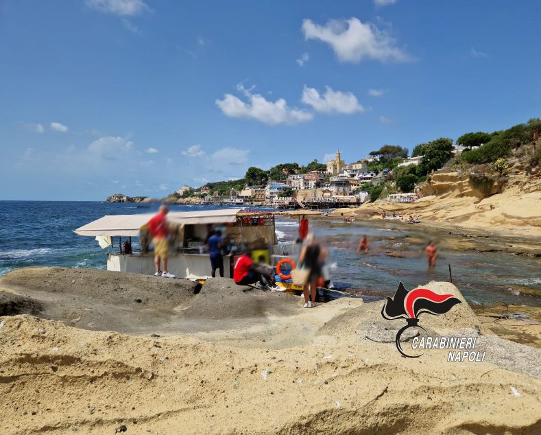 Lido abusivo e bar a Napoli Marechiaro